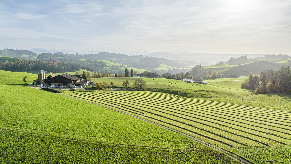 Neben Strom und Wärme produziert Familie Schärer umweltverträgliche «Bschütti» für ihre Felder. 