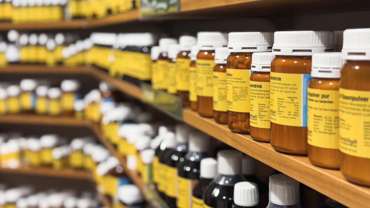 Gelbe Etiketten als Markenzeichen. Die eigenen Produkte der Drogeri Käser & Vögeli sind überregional bekannt. 