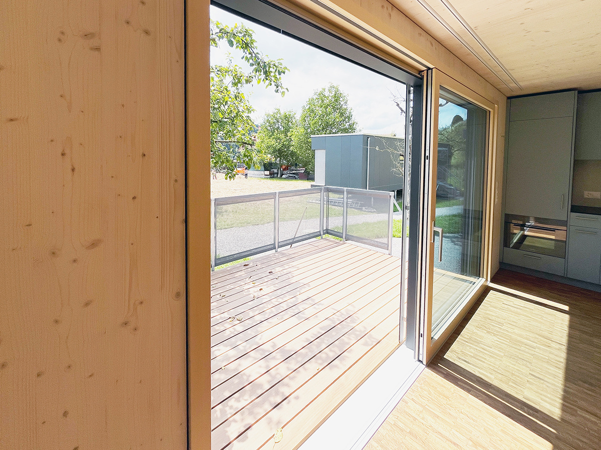 bernerland_bank_kundengeschichte_minihaeuser_innen_terrasse